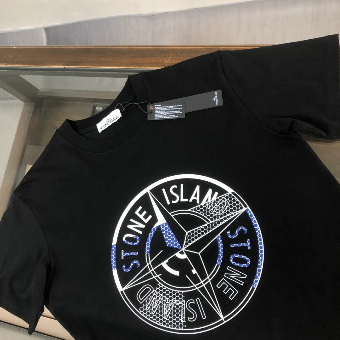 P180 Stone Island 2025 latest T-shirt, couple style ~ Original order, fashionable and casual short T-shirt, specially made of customized cotton fabric ~ Cotton T-shirt ~ Pre-washed to prevent deformation and shrinkage problem, more comfortable and breathable on the body ~ All available from stock ~ Unique design style, trendy must-have item, complete with three standards 👍 Color: black/white Size: S M L XL (larger version, please indicate your height and weight when placing an order)